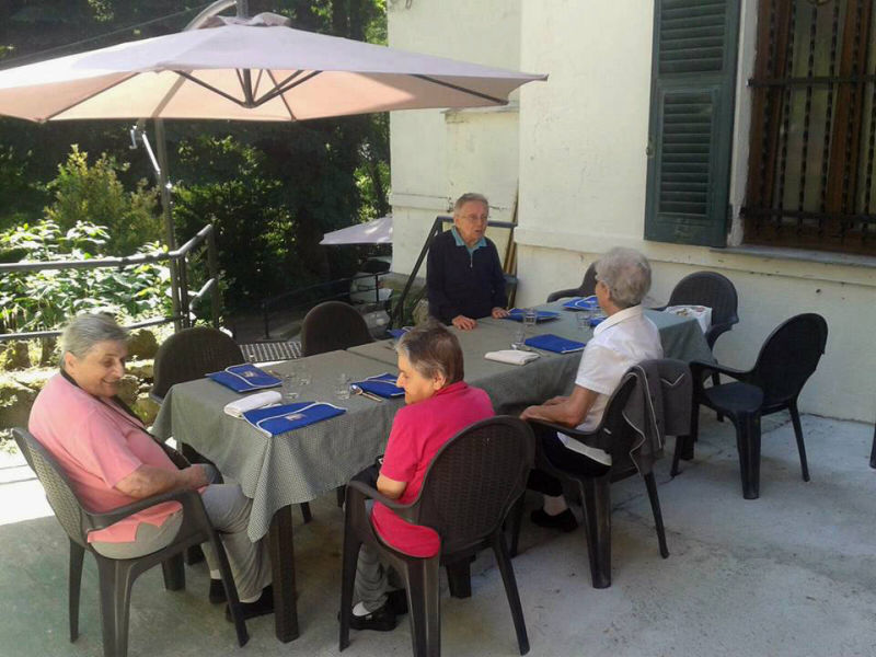 in estate si pranza sul terrazzo