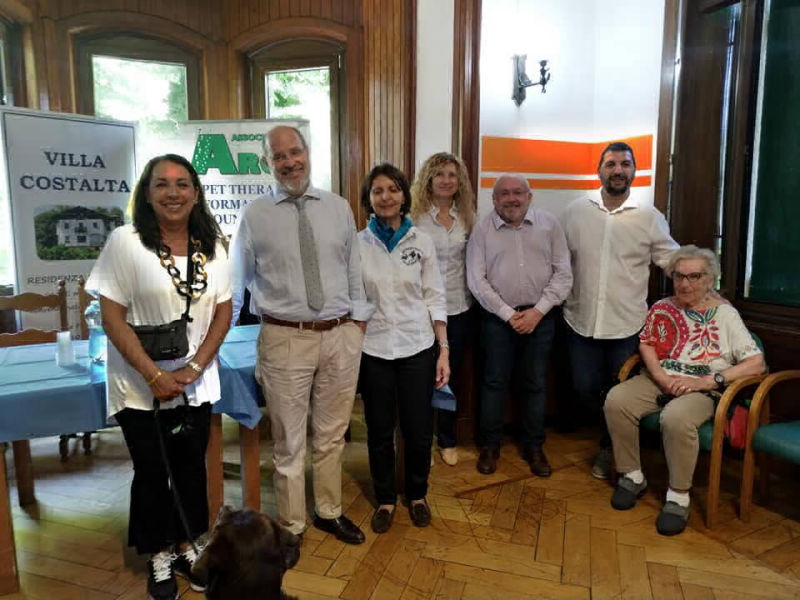 l'Assessore Rossetti presente alla presentazione della pet therapy a Villa Costalta